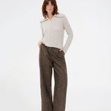 Ribstrikket cardigan med høj hals. Raulmd rollneck cardigan er tætsiddende, stilren og lukkes med lynlås foran – perfekt til et moderne hverdagslook.