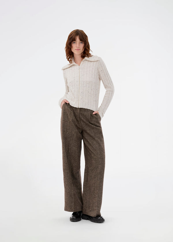 Ribstrikket cardigan med høj hals. Raulmd rollneck cardigan er tætsiddende, stilren og lukkes med lynlås foran – perfekt til et moderne hverdagslook.
