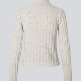 Ribstrikket cardigan med høj hals. Raulmd rollneck cardigan er tætsiddende, stilren og lukkes med lynlås foran – perfekt til et moderne hverdagslook.
