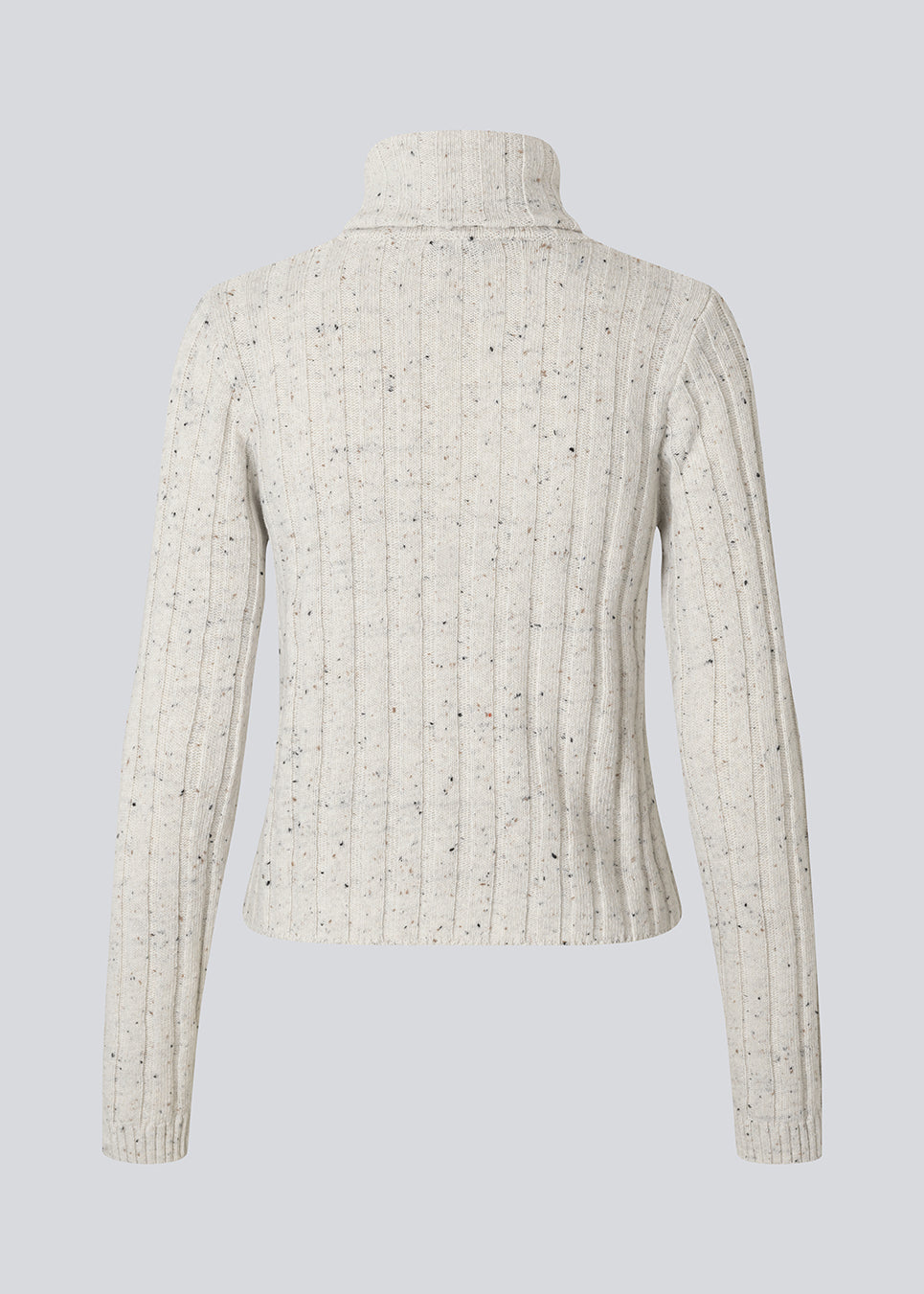 Ribstrikket cardigan med høj hals. Raulmd rollneck cardigan er tætsiddende, stilren og lukkes med lynlås foran – perfekt til et moderne hverdagslook.