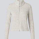 Ribstrikket cardigan med høj hals. Raulmd rollneck cardigan er tætsiddende, stilren og lukkes med lynlås foran – perfekt til et moderne hverdagslook.