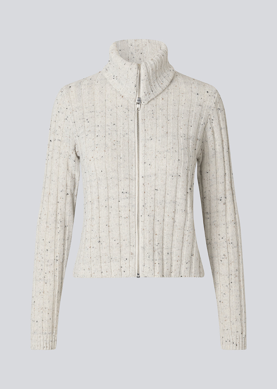 Ribstrikket cardigan med høj hals. Raulmd rollneck cardigan er tætsiddende, stilren og lukkes med lynlås foran – perfekt til et moderne hverdagslook.