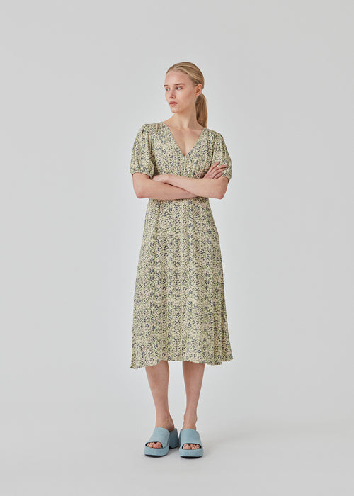 Feminin kjole i blomsterprintet EcoVero viskose. RavenMD long print dress er lang og har flatterende smock detaljer ved skulder og talje. Modellen er 173 cm og har en størrelse S/36 på