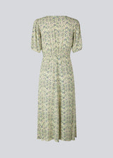 Feminin kjole i blomsterprintet EcoVero viskose. RavenMD long print dress er lang og har flatterende smock detaljer ved skulder og talje. Modellen er 173 cm og har en størrelse S/36 på