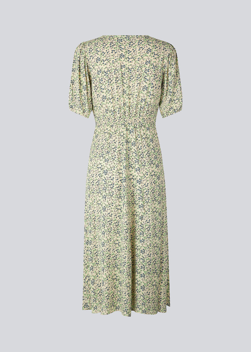 Feminin kjole i blomsterprintet EcoVero viskose. RavenMD long print dress er lang og har flatterende smock detaljer ved skulder og talje. Modellen er 173 cm og har en størrelse S/36 på