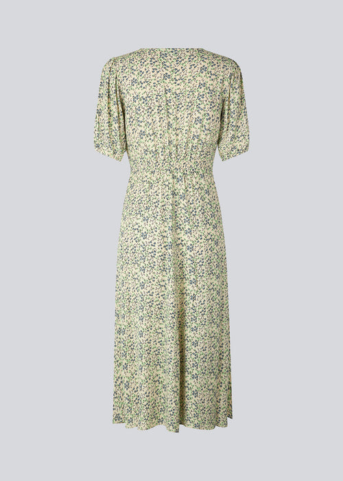 Feminin kjole i blomsterprintet EcoVero viskose. RavenMD long print dress er lang og har flatterende smock detaljer ved skulder og talje. Modellen er 173 cm og har en størrelse S/36 på