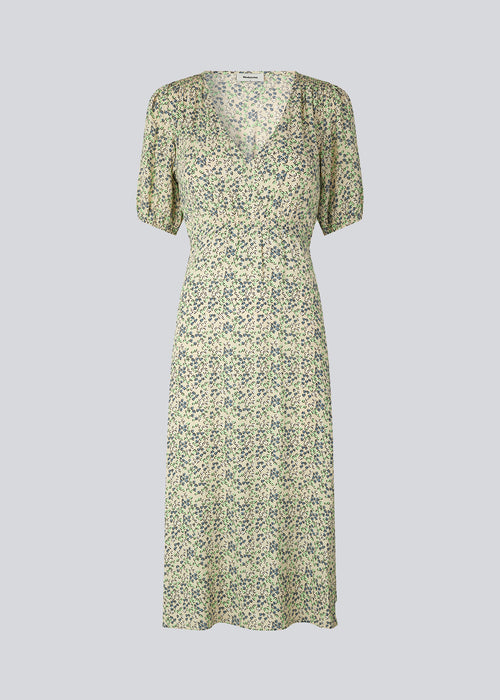 Feminin kjole i blomsterprintet EcoVero viskose. RavenMD long print dress er lang og har flatterende smock detaljer ved skulder og talje. Modellen er 173 cm og har en størrelse S/36 på