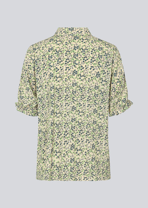 Blomstret skjorte i farven Bobble Bloom Jade med korte, puffede ærmer med elastik. RavenMD print shirt har normal krave og knapper foran. Pasformen er afslappet. Modellen er 173 cm og har en størrelse S/36 på