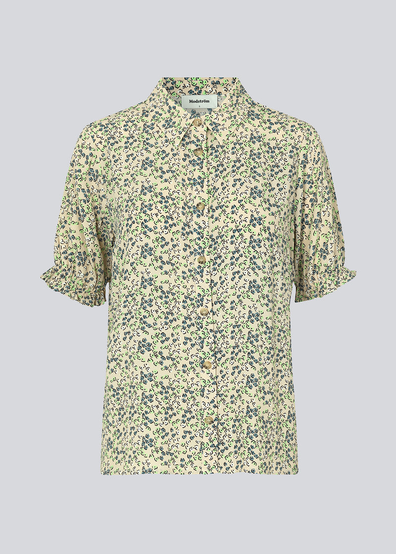 Blomstret skjorte i farven Bobble Bloom Jade med korte, puffede ærmer med elastik. RavenMD print shirt har normal krave og knapper foran. Pasformen er afslappet. Modellen er 173 cm og har en størrelse S/36 på