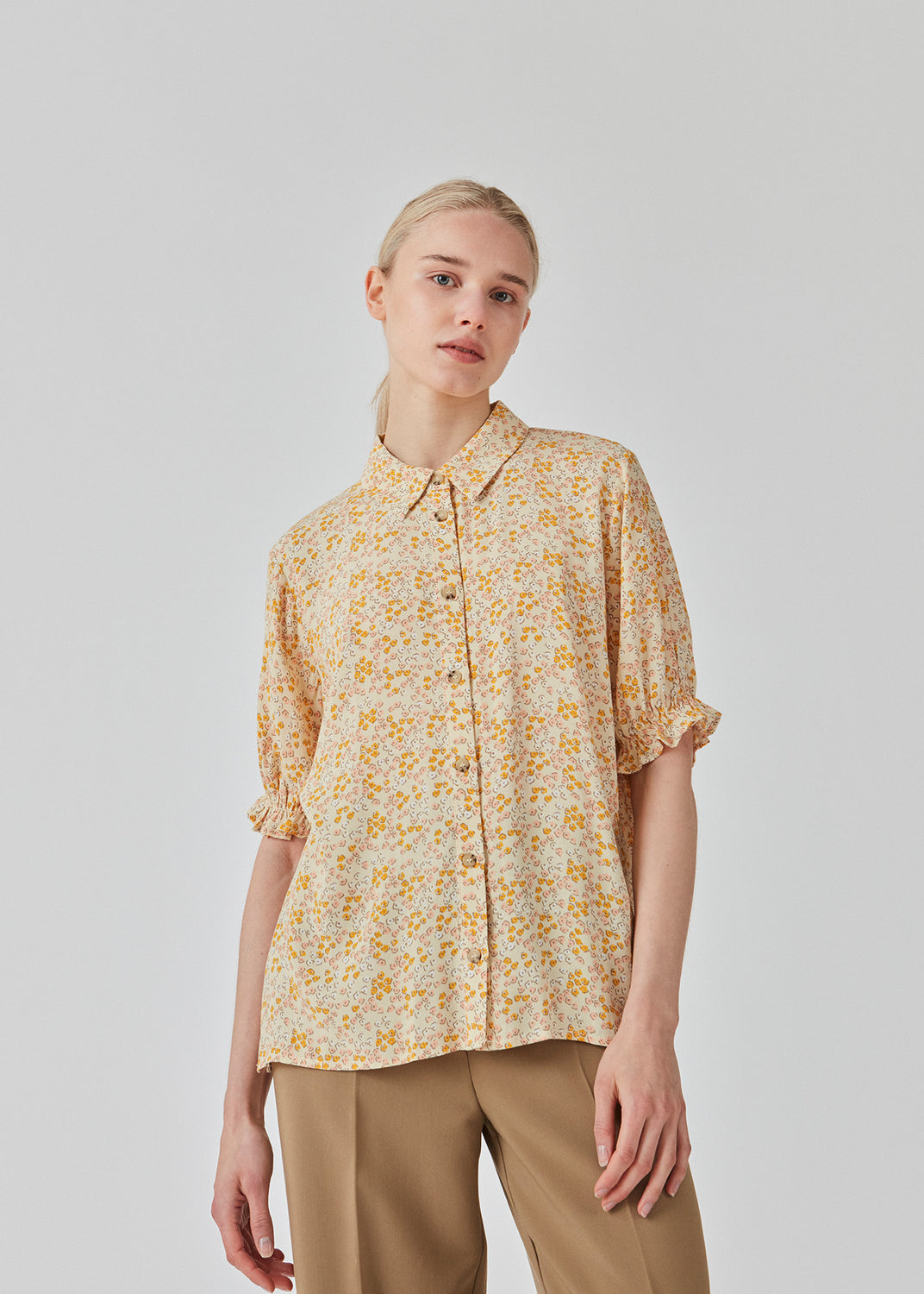 Blomstret skjorte i farven Bobble Bloom Peach med korte, puffede ærmer med elastik. RavenMD print shirt har normal krave og knapper foran. Pasformen er afslappet. Modellen er 173 cm og har en størrelse S/36 på