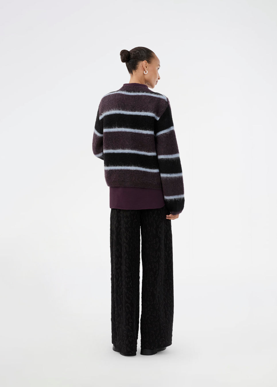 Elastiske sorte bukser med brede ben. Ricardomd pants er stilrene og har et metallic mønster med blomster - perfekte til både hverdag og fest.
