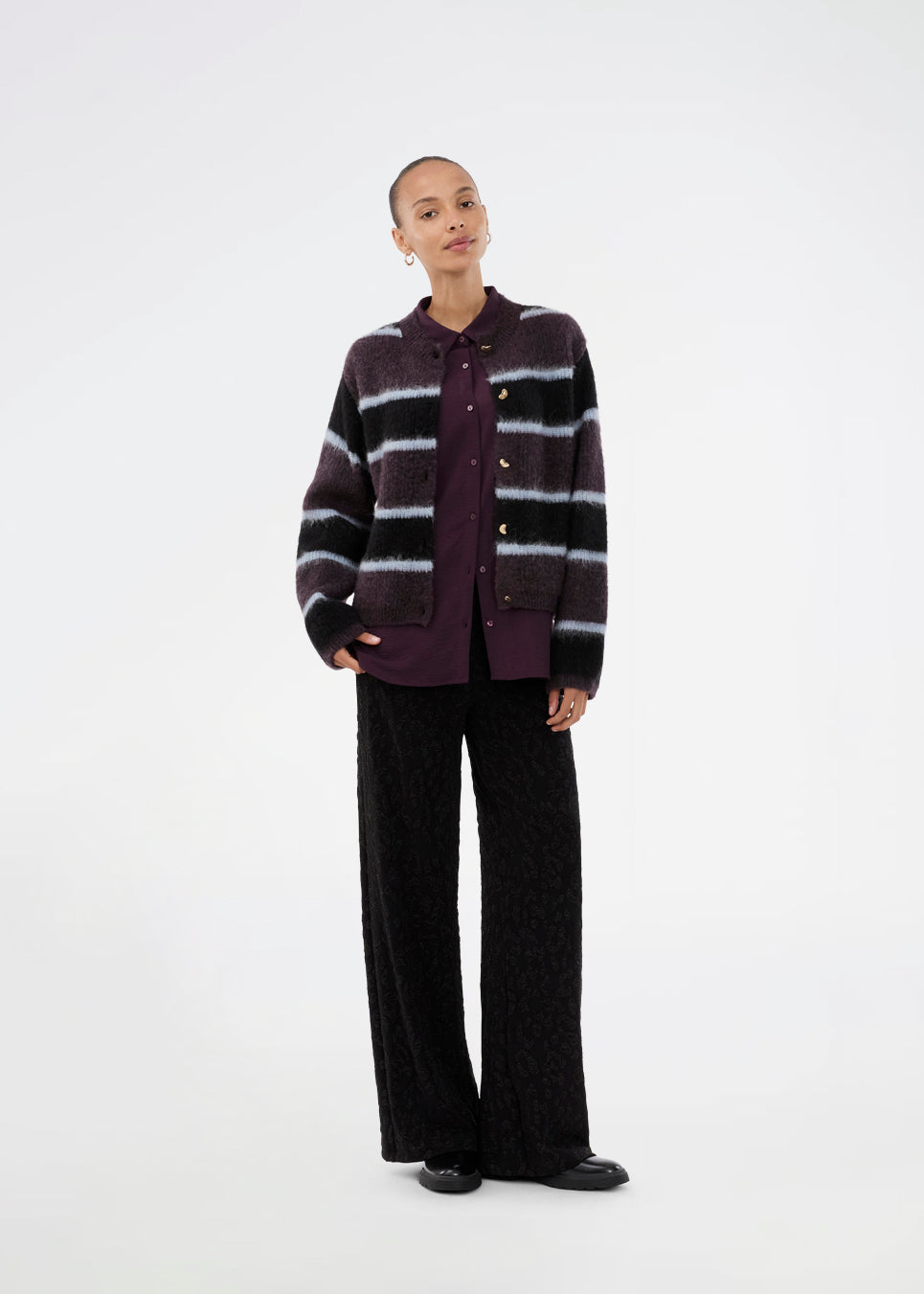 Elastiske sorte bukser med brede ben. Ricardomd pants er stilrene og har et metallic mønster med blomster - perfekte til både hverdag og fest.
