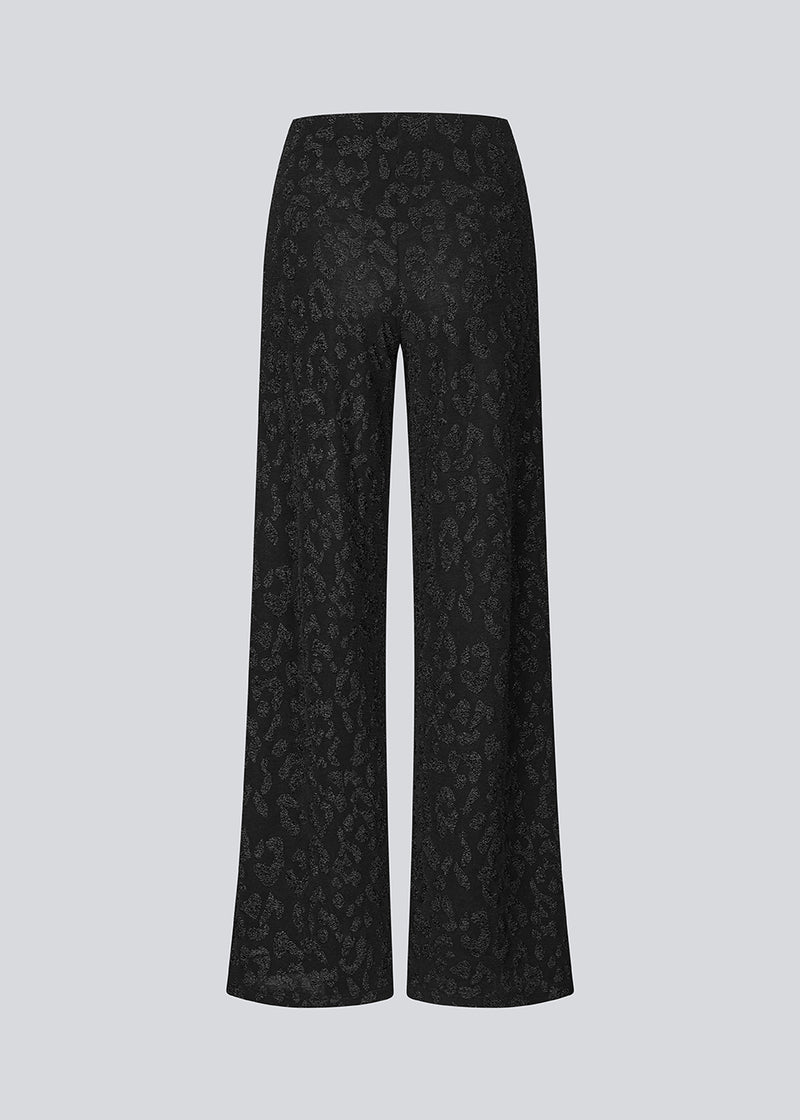 Elastiske sorte bukser med brede ben. Ricardomd pants er stilrene og har et metallic mønster med blomster - perfekte til både hverdag og fest.