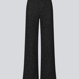 Elastiske sorte bukser med brede ben. Ricardomd pants er stilrene og har et metallic mønster med blomster - perfekte til både hverdag og fest.
