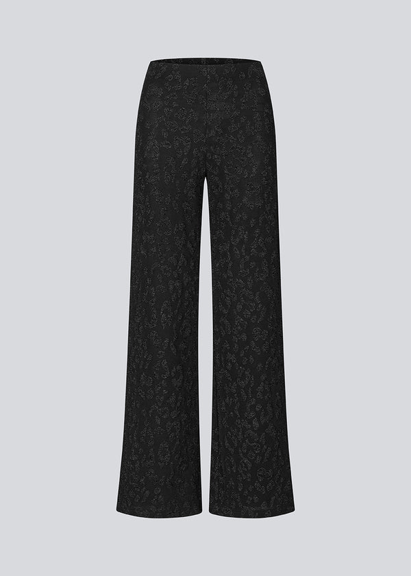 Elastiske sorte bukser med brede ben. Ricardomd pants er stilrene og har et metallic mønster med blomster - perfekte til både hverdag og fest.