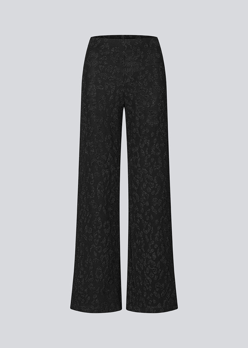 Elastiske sorte bukser med brede ben. Ricardomd pants er stilrene og har et metallic mønster med blomster - perfekte til både hverdag og fest.