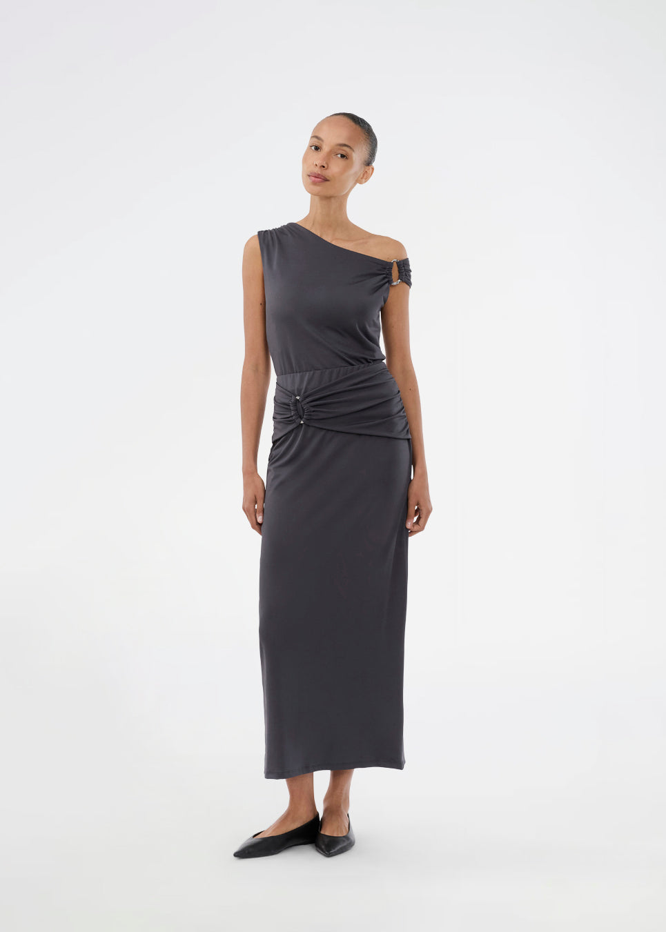 Midi nederdel i genanvendt polyester. Richardmd skirt er en tætsiddende nederdel med en smuk draperingsdetajle og guld spænde fortil – enkel og feminin.