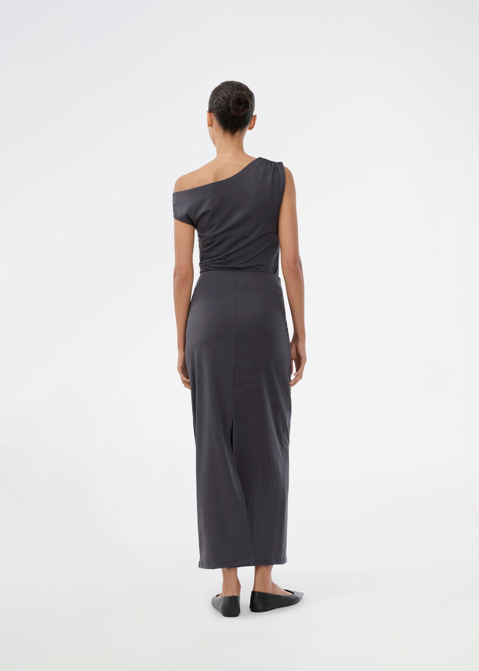 Midi nederdel i genanvendt polyester. Richardmd skirt er en tætsiddende nederdel med en smuk draperingsdetajle og guld spænde fortil – enkel og feminin.
