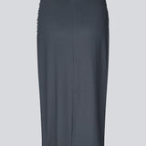 Midi nederdel i genanvendt polyester. Richardmd skirt er en tætsiddende nederdel med en smuk draperingsdetajle og guld spænde fortil – enkel og feminin.
