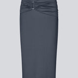 Midi nederdel i genanvendt polyester. Richardmd skirt er en tætsiddende nederdel med en smuk draperingsdetajle og guld spænde fortil – enkel og feminin.