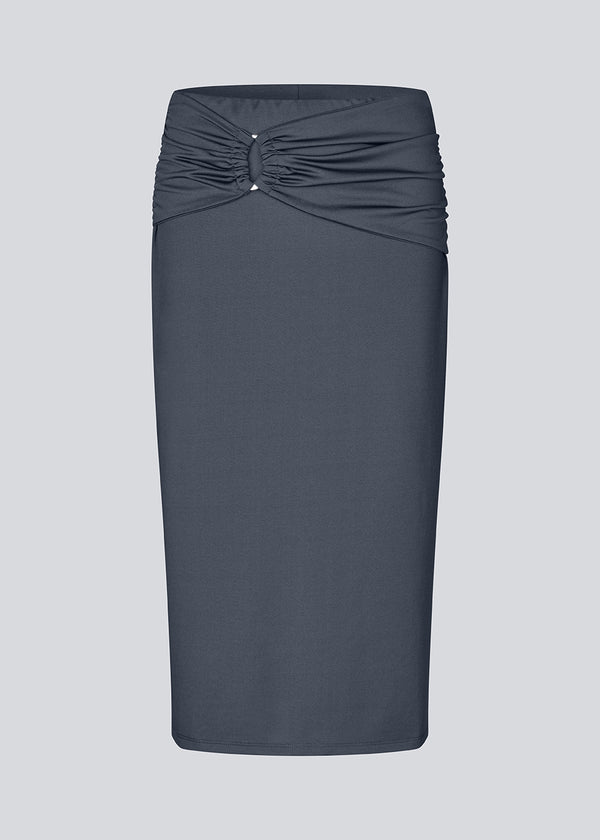 Midi nederdel i genanvendt polyester. Richardmd skirt er en tætsiddende nederdel med en smuk draperingsdetajle og guld spænde fortil – enkel og feminin.