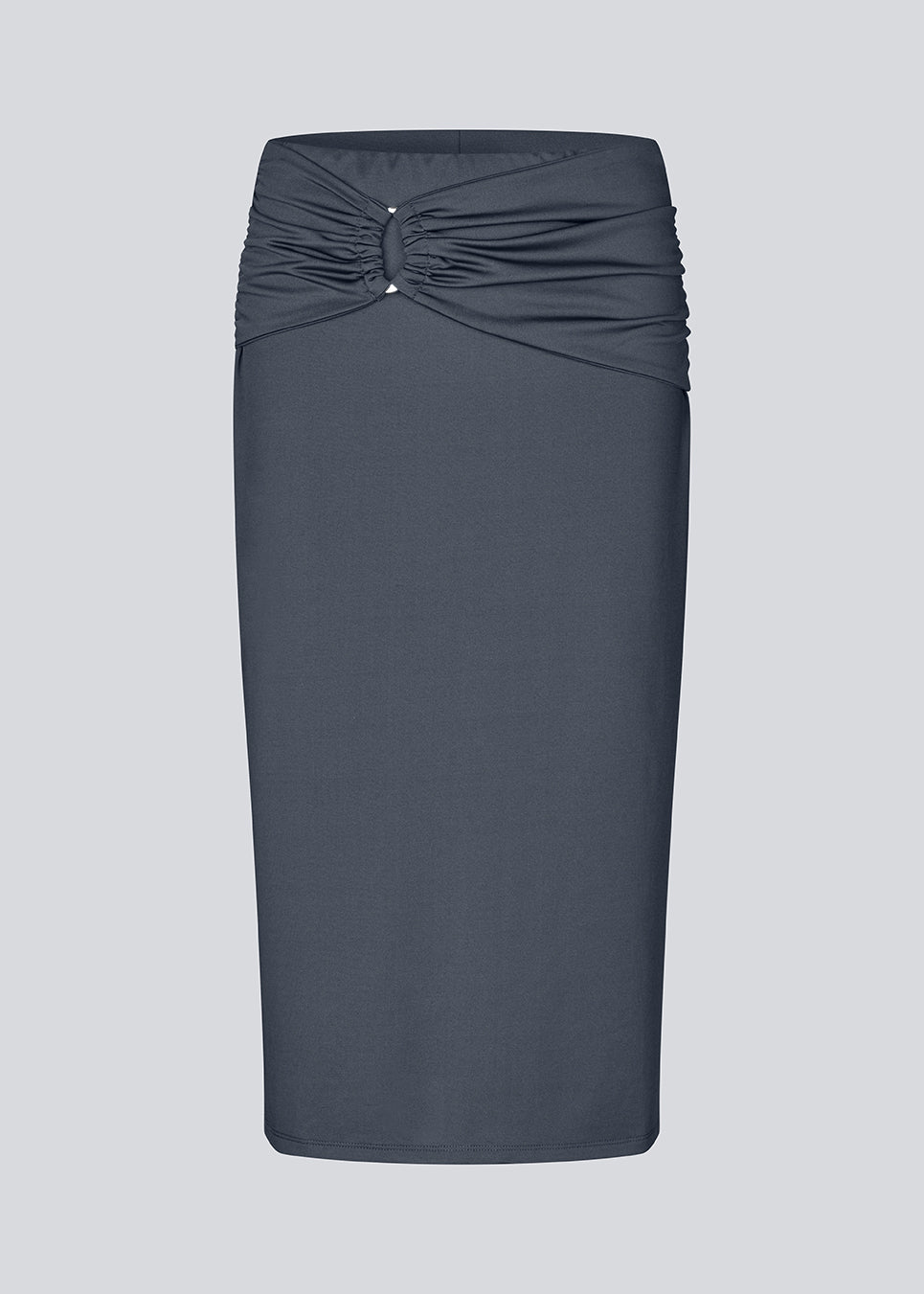 Midi nederdel i genanvendt polyester. Richardmd skirt er en tætsiddende nederdel med en smuk draperingsdetajle og guld spænde fortil – enkel og feminin.