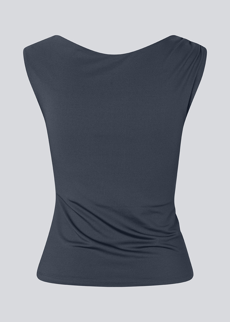 Elegant top i genanvendt polyester Richardmd top er tætsiddende og har en smuk spændedetalje i guld på venstre skulder – stilfuld og perfekt til festlige lejligheder.