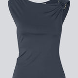 Elegant top i genanvendt polyester Richardmd top er tætsiddende og har en smuk spændedetalje i guld på venstre skulder – stilfuld og perfekt til festlige lejligheder.