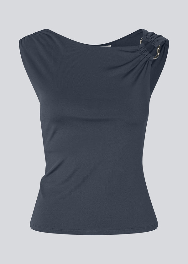 Elegant top i genanvendt polyester Richardmd top er tætsiddende og har en smuk spændedetalje i guld på venstre skulder – stilfuld og perfekt til festlige lejligheder.