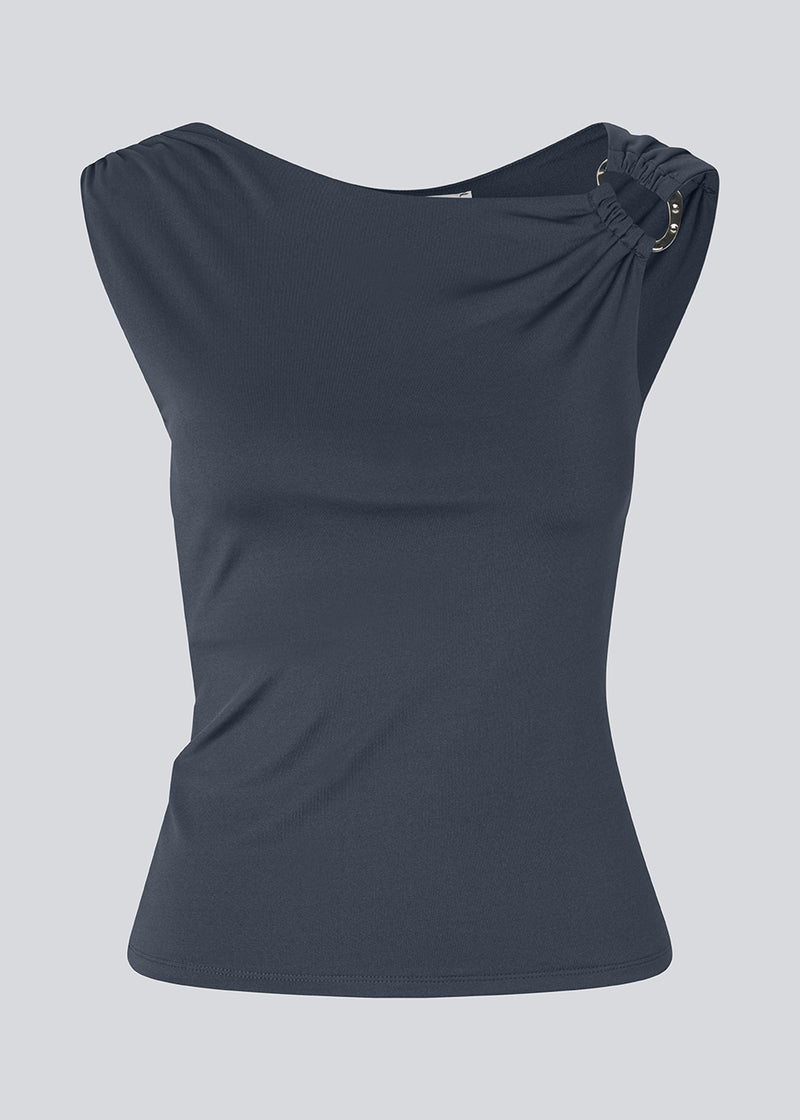 Elegant top i genanvendt polyester Richardmd top er tætsiddende og har en smuk spændedetalje i guld på venstre skulder – stilfuld og perfekt til festlige lejligheder.