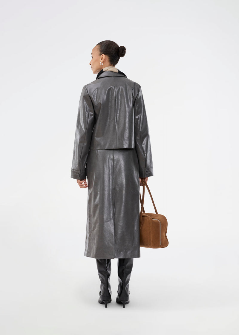 Kort jakke i skinnede imiteret læder. Ridgemd jacket har brede ærmer, krave og knapper - en cool og klassisk style.