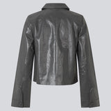Kort jakke i skinnede imiteret læder. Ridgemd jacket har brede ærmer, krave og knapper - en cool og klassisk style.