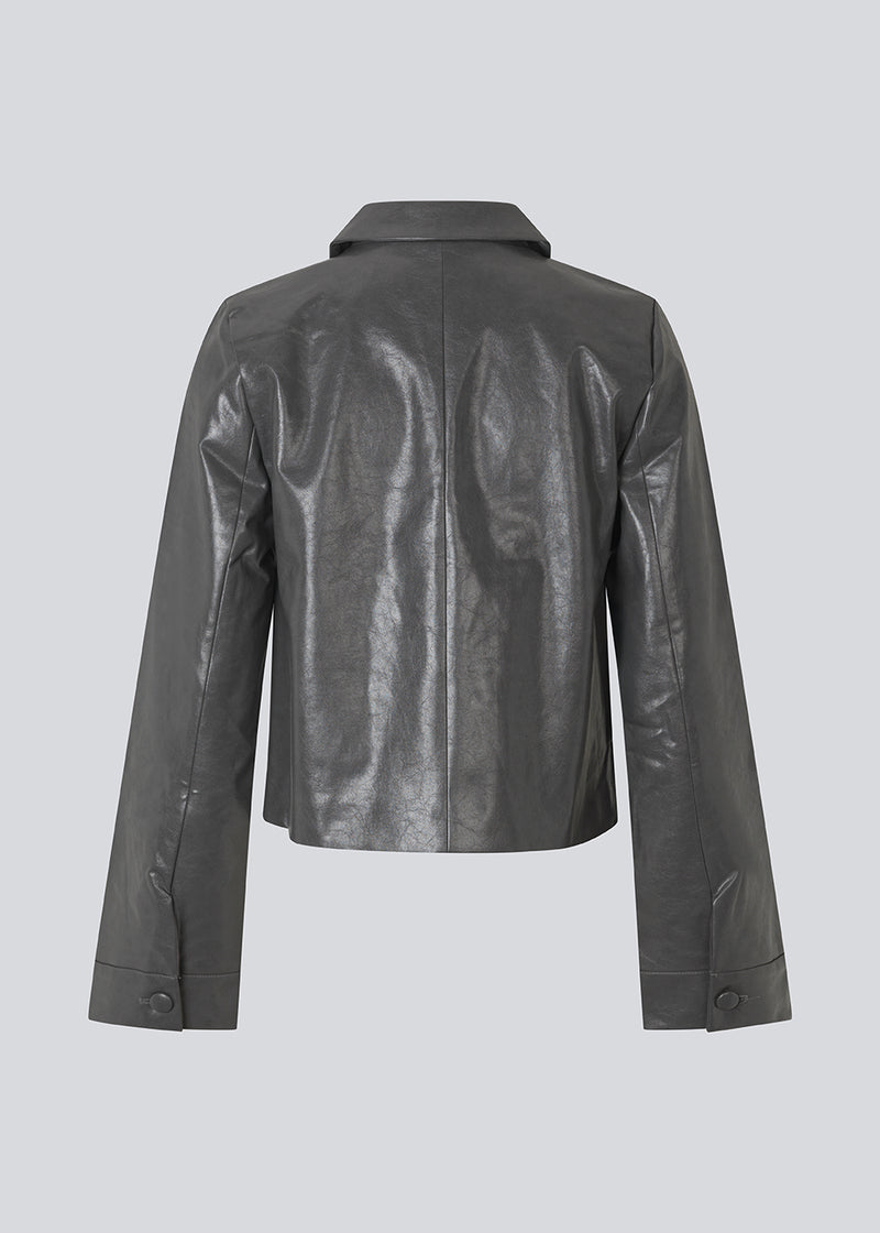 Kort jakke i skinnede imiteret læder. Ridgemd jacket har brede ærmer, krave og knapper - en cool og klassisk style.