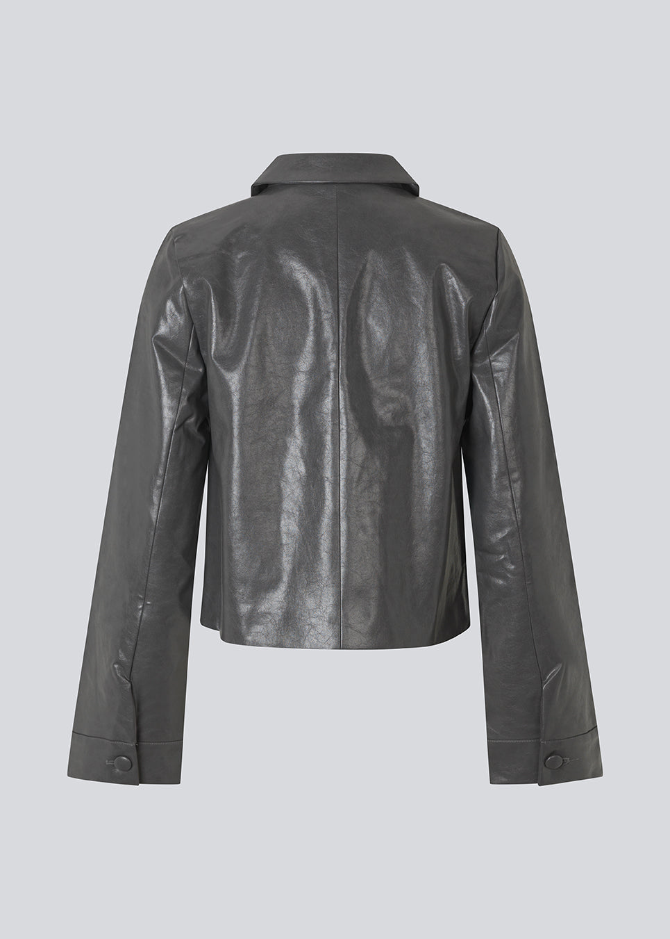Kort jakke i skinnede imiteret læder. Ridgemd jacket har brede ærmer, krave og knapper - en cool og klassisk style.