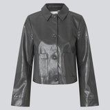 Kort jakke i skinnede imiteret læder. Ridgemd jacket har brede ærmer, krave og knapper - en cool og klassisk style.