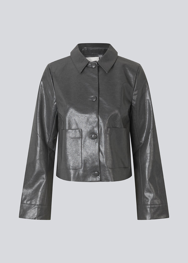 Kort jakke i skinnede imiteret læder. Ridgemd jacket har brede ærmer, krave og knapper - en cool og klassisk style.