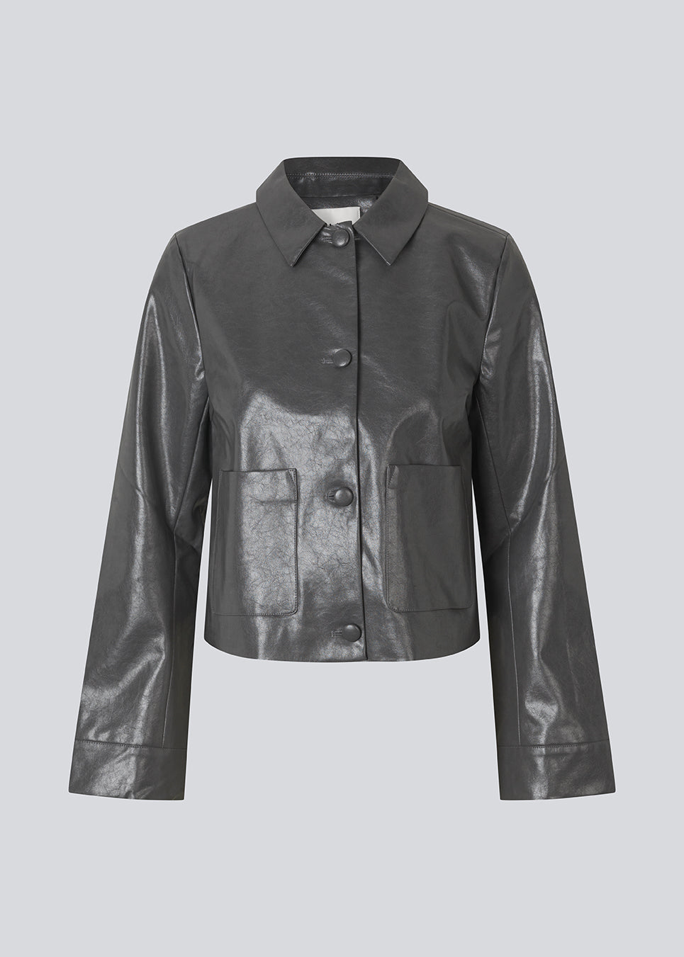 Kort jakke i skinnede imiteret læder. Ridgemd jacket har brede ærmer, krave og knapper - en cool og klassisk style.