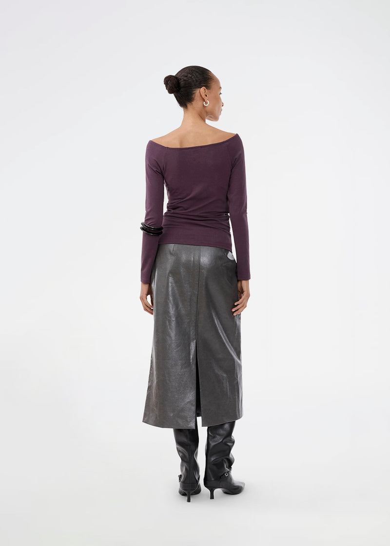 Nederdel i skinnede imiteret læder. Ridgemd skirt har en høj talje og en slids bag på - perfekt til både et råt og feminint look.
