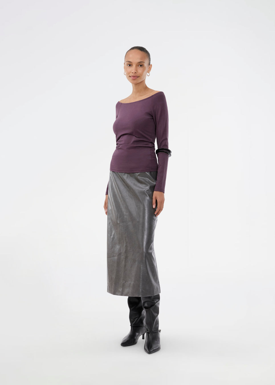 Nederdel i skinnede imiteret læder. Ridgemd skirt har en høj talje og en slids bag på - perfekt til både et råt og feminint look.
