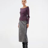Nederdel i skinnede imiteret læder. Ridgemd skirt har en høj talje og en slids bag på - perfekt til både et råt og feminint look.
