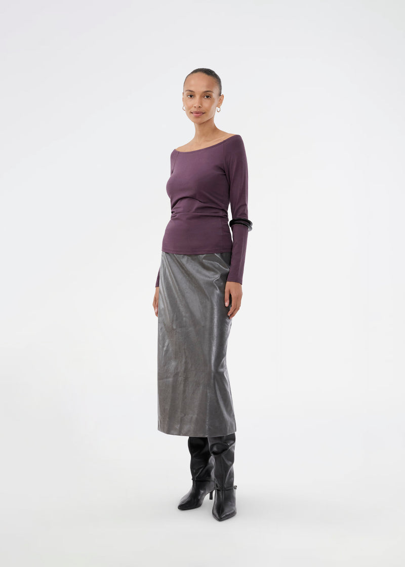 Nederdel i skinnede imiteret læder. Ridgemd skirt har en høj talje og en slids bag på - perfekt til både et råt og feminint look.
