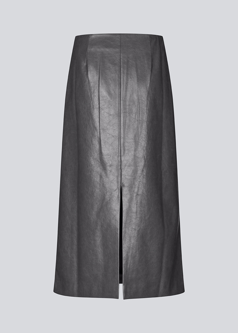 Nederdel i skinnede imiteret læder. Ridgemd skirt har en høj talje og en slids bag på - perfekt til både et råt og feminint look.
