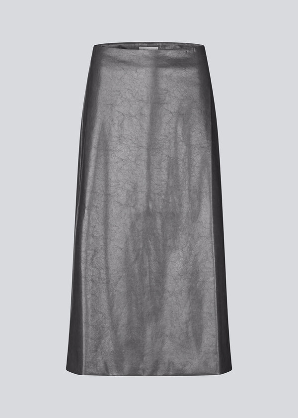 Nederdel i skinnede imiteret læder. Ridgemd skirt har en høj talje og en slids bag på - perfekt til både et råt og feminint look.

