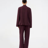 Lilla klassisk blazer med et elegant design. Ripleymd blazer har en reverskrave, to lommer fortil og en asymestisk knappelukning.