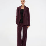 Lilla klassisk blazer med et elegant design. Ripleymd blazer har en reverskrave, to lommer fortil og en asymestisk knappelukning.