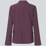 Lilla klassisk blazer med et elegant design. Ripleymd blazer har en reverskrave, to lommer fortil og en asymestisk knappelukning.
