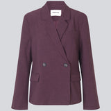 Lilla klassisk blazer med et elegant design. Ripleymd blazer har en reverskrave, to lommer fortil og en asymestisk knappelukning.