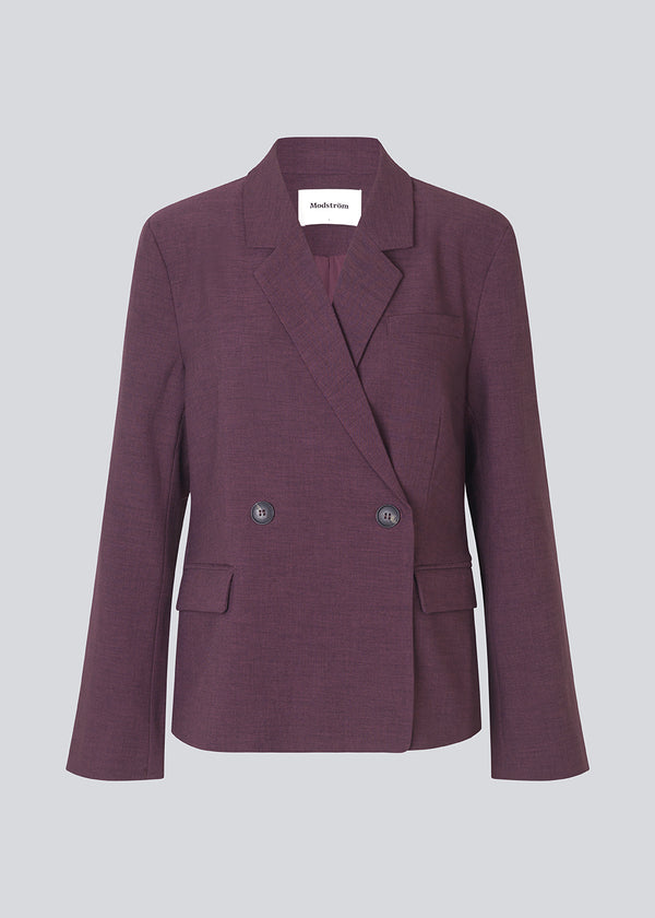 Lilla klassisk blazer med et elegant design. Ripleymd blazer har en reverskrave, to lommer fortil og en asymestisk knappelukning.