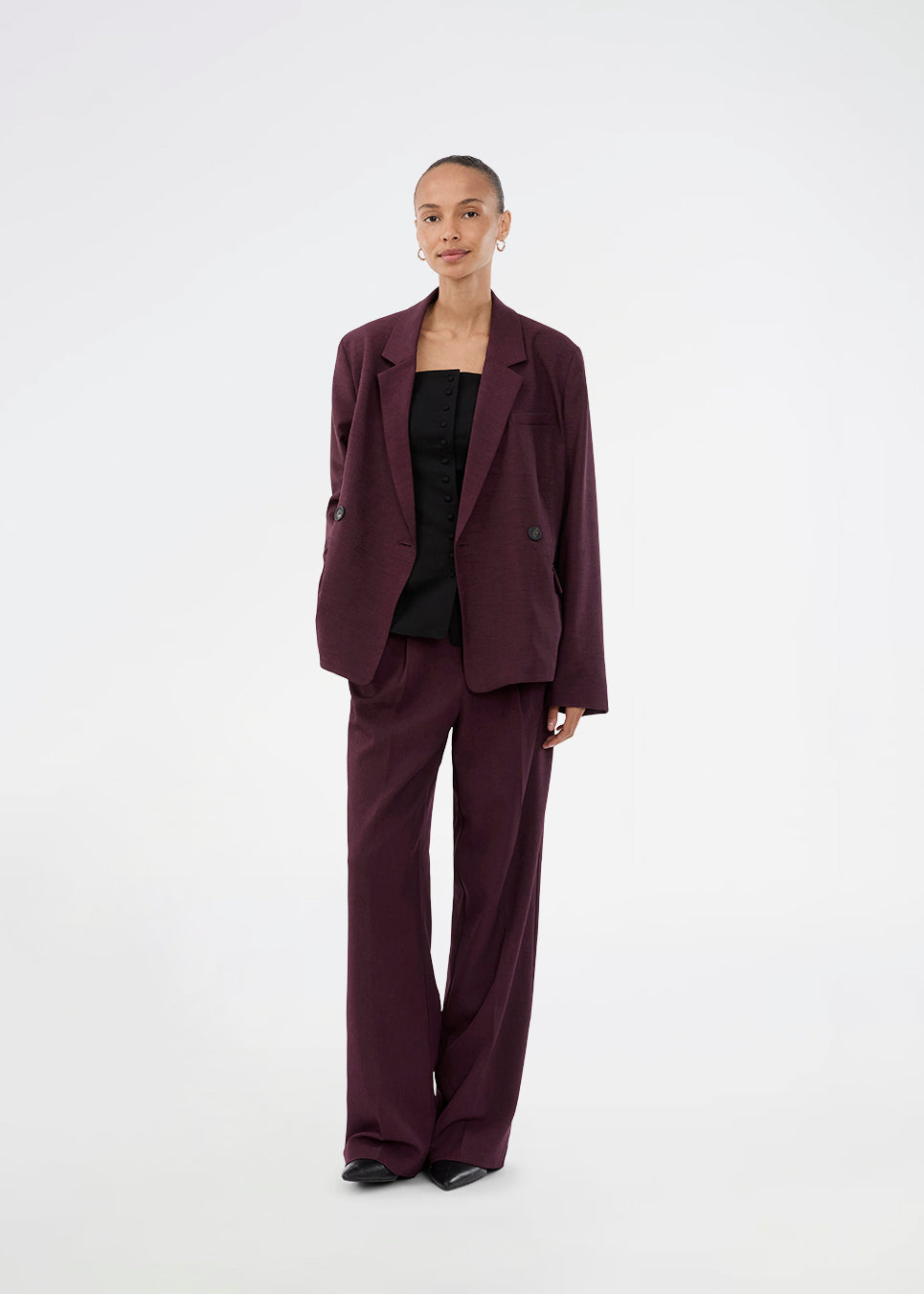 Lilla klassiske habitbukser i genanvendt polyester. Ripley pants har brede ben og pressefolder – elegante og behagelige på samme tid.