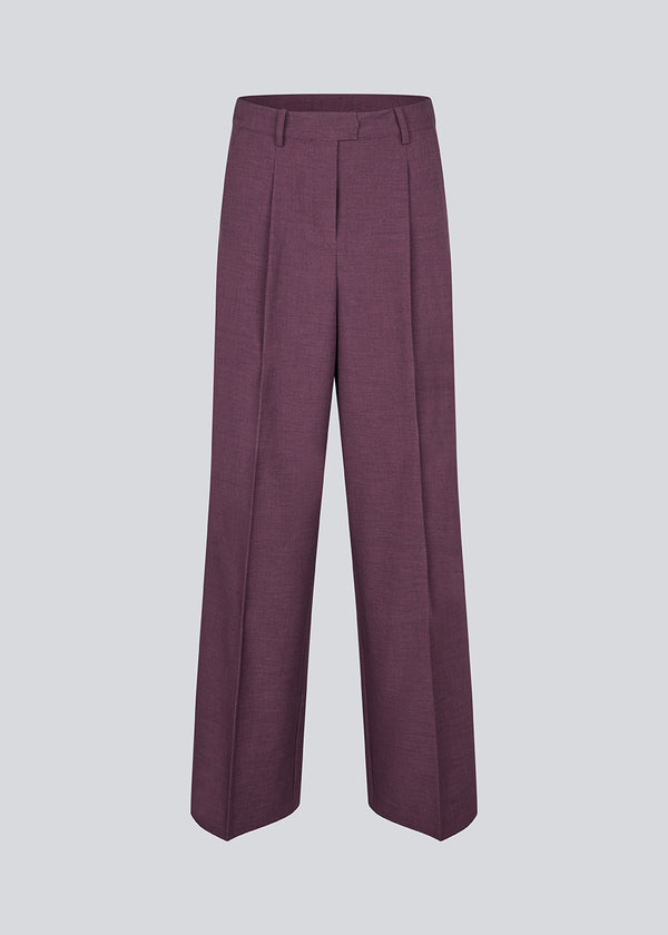 Lilla klassiske habitbukser i genanvendt polyester. Ripley pants har brede ben og pressefolder – elegante og behagelige på samme tid.